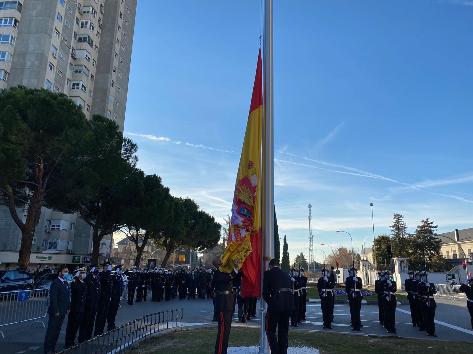 Ciudad Lineal Homenajea A La Armada Espa Ola Con El Izado De La Bandera